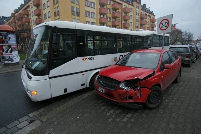 Zderzenie autobusu DLA i auta marki Ford na ulicy Hubskiej -...
