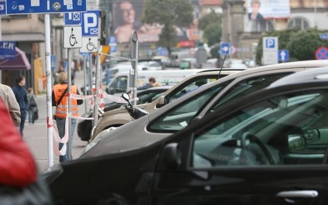 Płatny wjazd do centrum Katowic? To pomysł, z pozoru trudny do zaakceptowania, który jednak należałoby rozważyć. Pomysł, który choć nieśmiało, to coraz częściej pojawia się w dyskusjach na temat tego, jak rozwiązać problemy komunikacyjne Katowic. Pomysł – przyznajmy to niepopularny – ale czy na pewno bezzasadny?