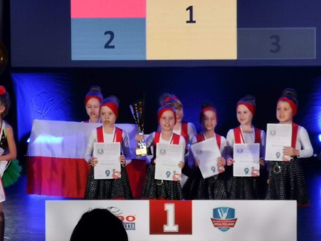 Pierwsze miejsce w kategorii Dance Star - Jazz Dance - Grupy - Mini Kids wywalczyło siedem dziewczynek z Torunia: Helena Bartlińska, Natalia Kowalczyk, Lidia Kozakiewicz, Matylda Lechtańska, Michalina Patyk, Aurelia, Raczkowska, Aleksandra Stasiak