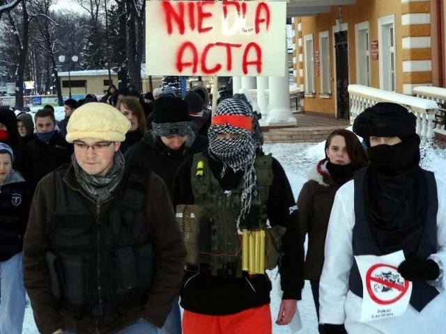 Pod ratuszem w Dębicy zebrało się jedynie około 50 protestujących przeciw umowie ACTA.