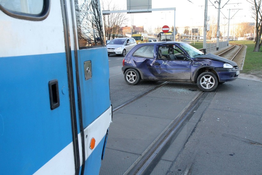 Wypadek na placu Wróblewskiego. Opel corsa wjechał pod tramwaj [ZDJĘCIA]