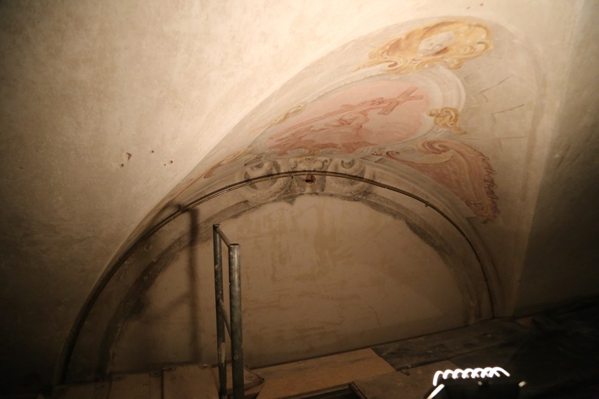 Kraków. Sześć scen pasyjnych i anioły. Krypta w kościele oo. Pijarów odzyskuje freski [ZDJĘCIA]