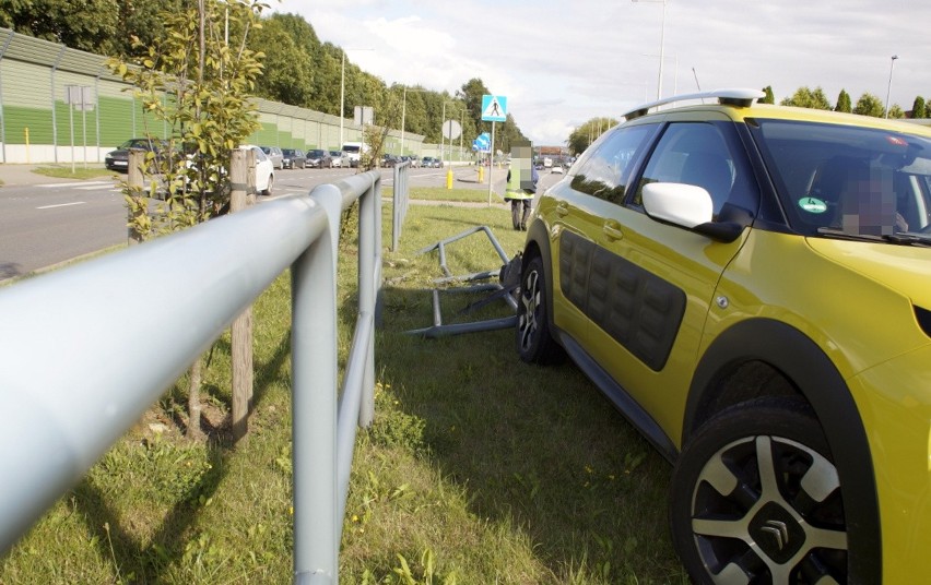 Stłuczka na Koszalińskiej w Słupsku. Kobieta nie zatrzymała się przed znakiem "stop"