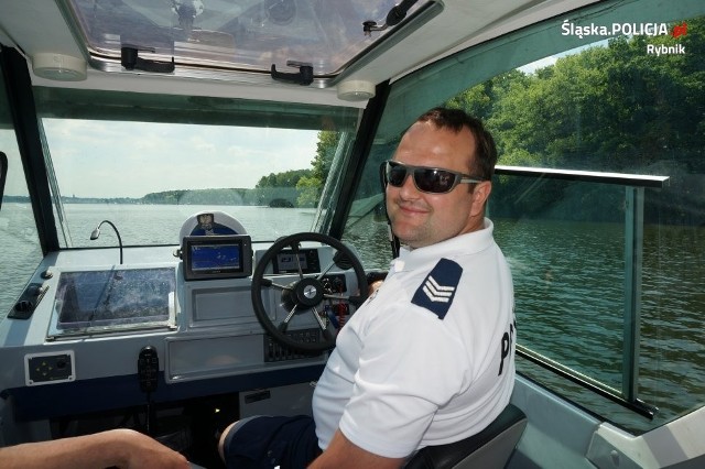 Policjanci patrolują Zalew Rybnicki z łodzi motorowejZobacz kolejne zdjęcia. Przesuwaj zdjęcia w prawo - naciśnij strzałkę lub przycisk NASTĘPNE