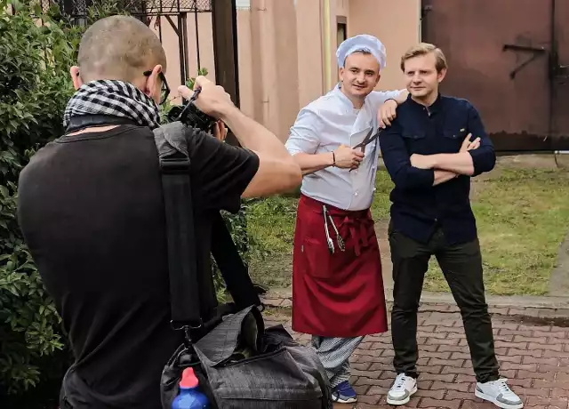 Rafał Zawierucha z bratem Grzegorzem, zwycięzcą programu MasterChef 2019, na planie filmu "Gorzko, gorzko!".