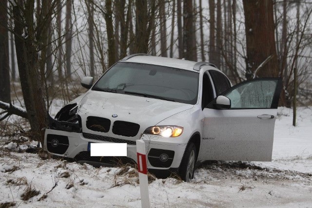 Kierowca porzucił w rowie samochód BMW X6 i uciekł.