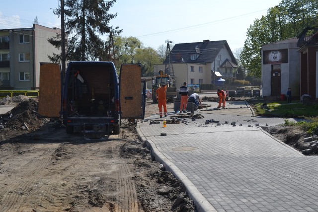 Budują  już chodnik w okolicach przyszłego ronda