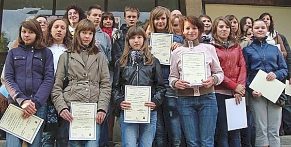 Tegoroczni stypendyści Sokólskiego Funduszu Lokalnego. Dwudziestu ośmiu uczniów szkół gimnazjalnych i ponadgimnazjalnych oraz uczniów niepełnosprawnych. W ich ręce trafi łącznie ponad 36 tysięcy złotych.