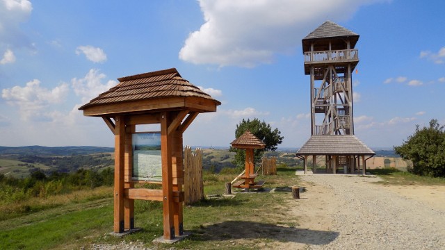 Nietypowa atrakcja turystyczna znajduje się w Korzeniach, przysiółku Pruchnika.Wybudowana dwa lata temu wieża widokowa w Pruchniku ma 16 metrów wysokości, taras widokowy znajduje się na wysokości 13 metrów. Sporo z niego widać.