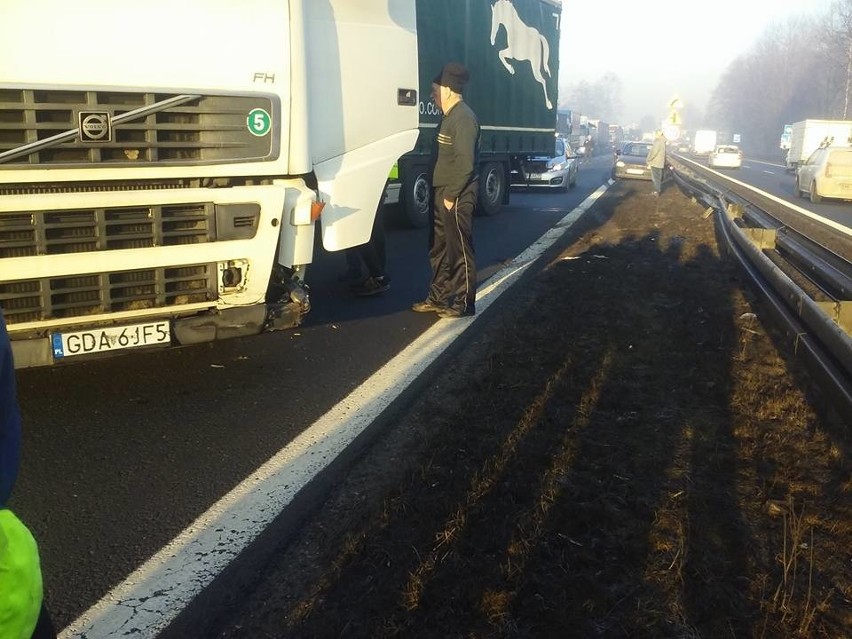 W Goczałkowicach na trasie DK1 ciężarówka wpadła na bariery...