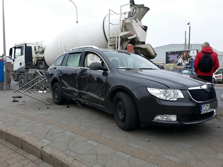 Wypadek na Legnickiej. Skoda wjechała na przystanek, ranna...