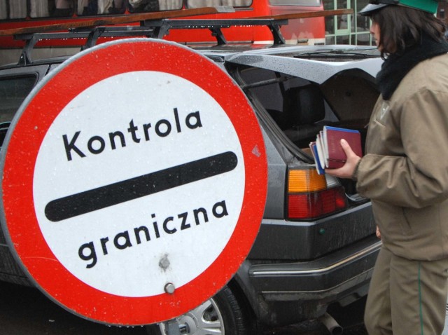 Ukrainkę, która kierowała kradzionym samochodem SG przekazała policjantom z Przemyśla.