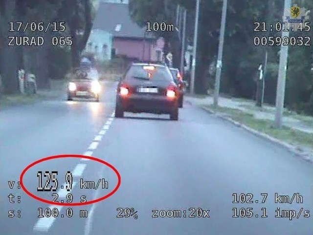 Policja przypomina, że w związku ze zmianami w przepisach ruchu drogowego w przypadku przekroczenia dopuszczalnej prędkości w obszarze zabudowanym powyżej 50 km/h, policjant zatrzymuje prawo jazdy w trakcie kontroli drogowej.