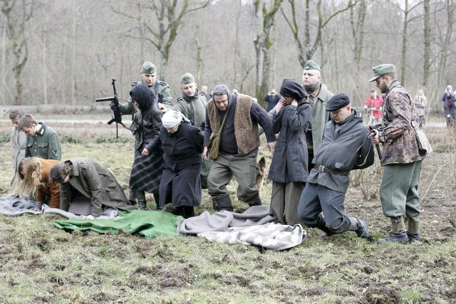 Inscenizację rozstrzelania robotników przymusowych przez Niemców pokażą młodzi aktorzy z Koła Teatralnego MDK-u.