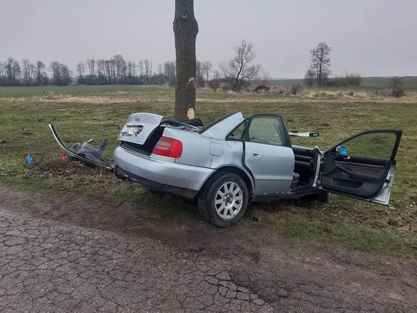 Wypadek w Gołębiach-Leśniewie. Samochód uderzył w drzewo. Kierowca był zakleszczony w aucie. 15.04.2022