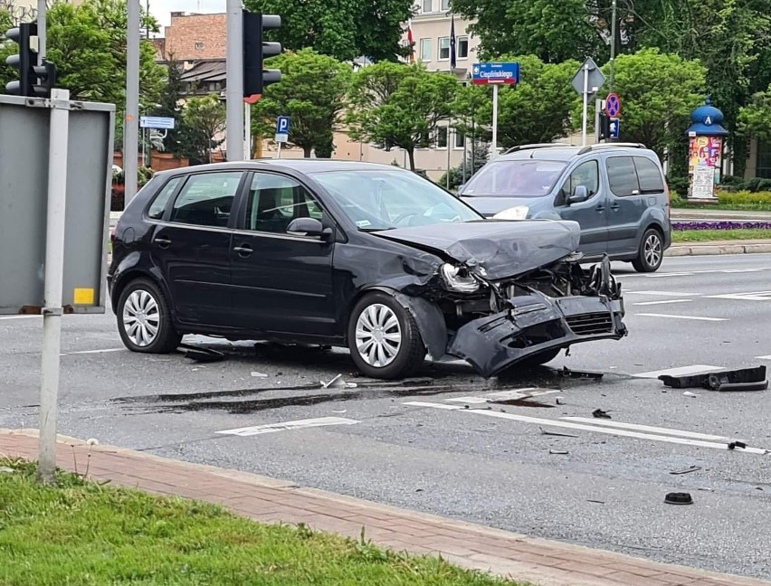 Wypadek na rondzie koło Galerii Rzeszów. Zderzyły się dwa samochody [ZDJĘCIA]