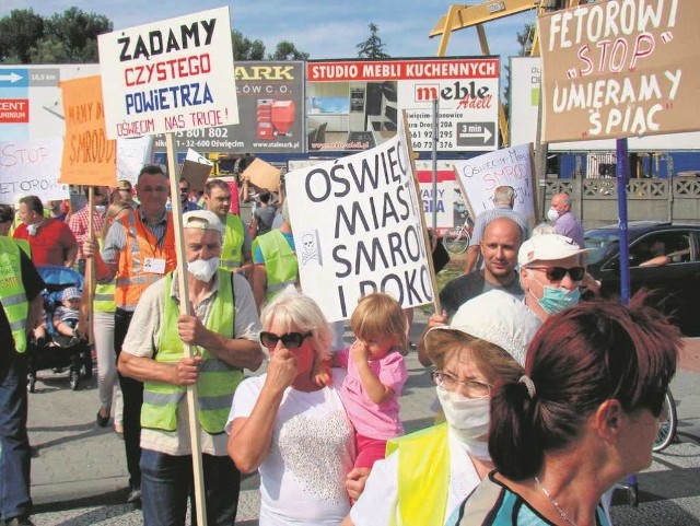 Podczas protestu kilkudziesięciu mieszkańców chodziło z transparentami po przejściach dla pieszych wokół ronda na skrzyżowaniu ulic Fabrycznej i Chemików w ciągu drogi krajowej 44