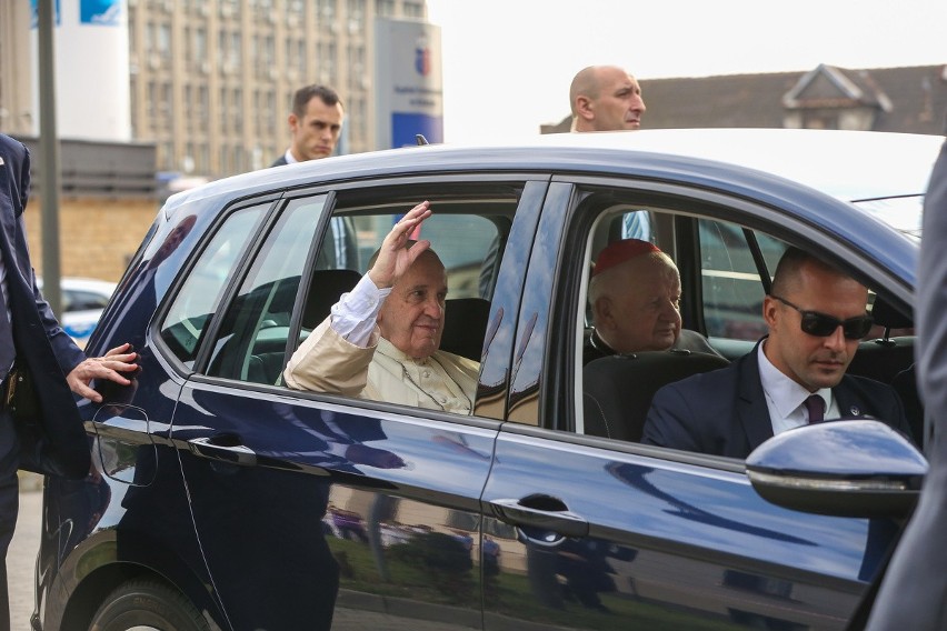 Papież Franciszek podróżuje po Polsce volkswagenem golfem