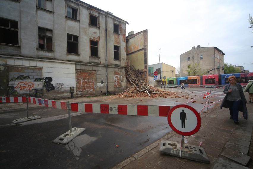 Katastrofa budowlana na 6 Sierpnia w Łodzi. Zawaliła się część kamienicy przy 6 Sierpnia 21 [ZDJĘCIA]
