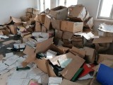 ŚWIEBODZIN. Teczki personalne z danymi wrażliwymi porozrzucane w opuszczonym biurowcu firmy spedycyjnej na terenie powiatu świebodzińskiego