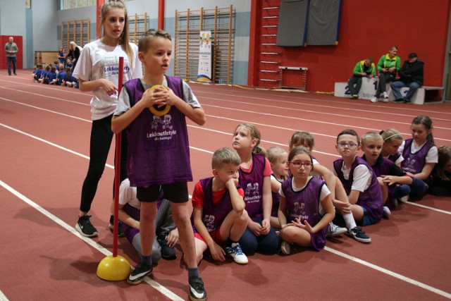 W czwartek w hali lekkoatletycznej przy ul. Madalińskiego w Słupsku odbył się kolejny event pn. Lekkoatletyka dla każdego przeznaczony dla uczniów słupskich i usteckich klas 1-3. Brało w nim udział 300 dzieci.