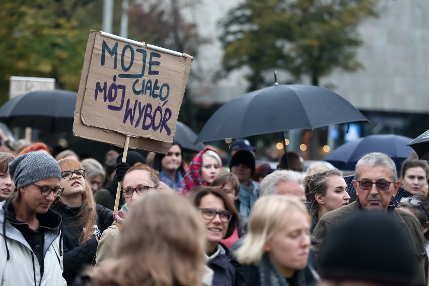 Będzie Ogólnopolski Strajk Kobiet. "Sejm głosami prawicy i posłów udających opozycję odrzucił projekt Ratujmy Kobiety. To są tchórze"