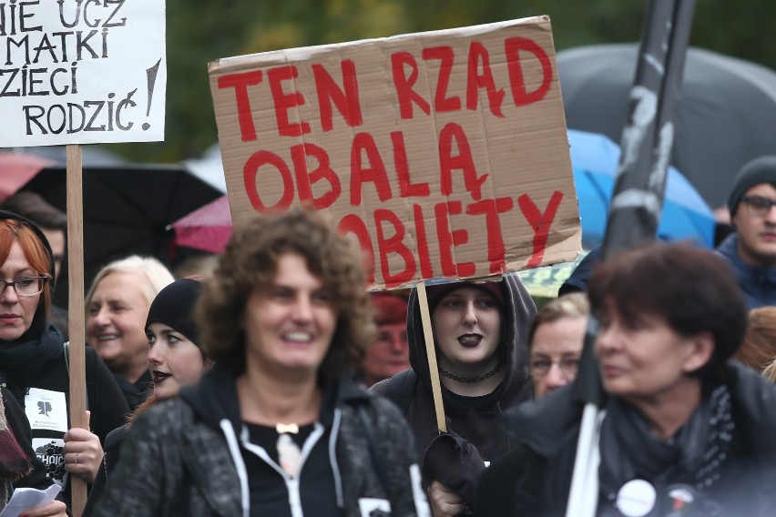 Będzie Ogólnopolski Strajk Kobiet. "Sejm głosami prawicy i posłów udających opozycję odrzucił projekt Ratujmy Kobiety. To są tchórze"