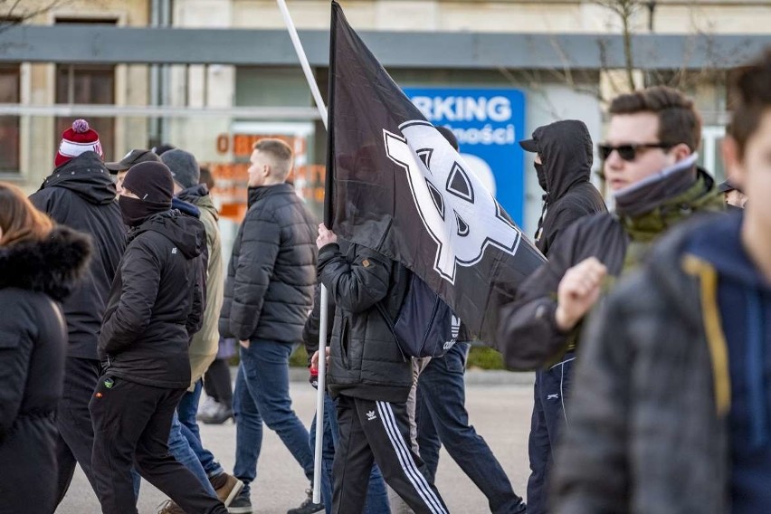 Kilkaset osób wzięło udział w Marszu Zwycięstwa, który w...