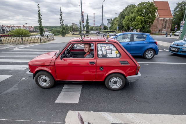 Fiat 126pW swoim czasie Fiat 126p był jednym z najpopularniejszych samochodów w Polsce. Mówi się – i nie ma w tym krzty przesady – że ten produkowany od 1972 do 2000 roku model zmotoryzował nasz kraj. W Polsce powstawał od 6 czerwca 1973 do 22 września 2000 roku.Fot. Robert Woźniak