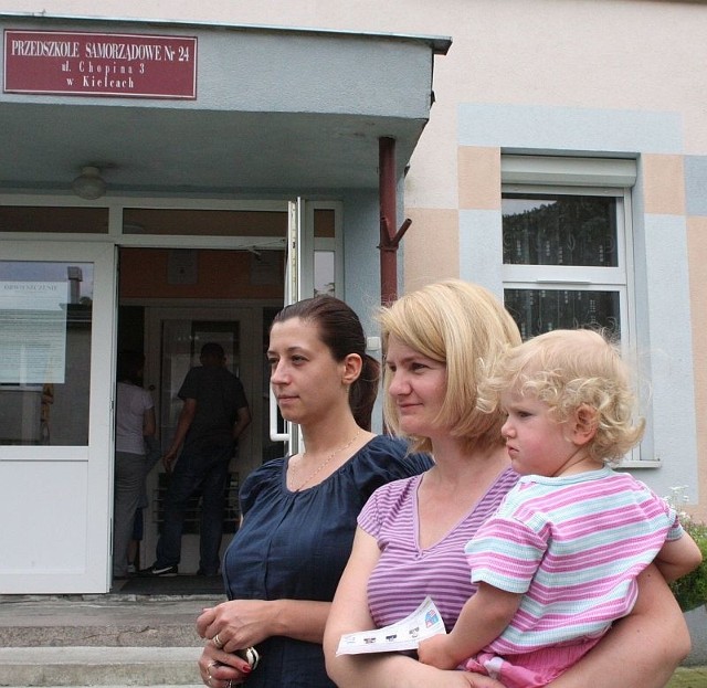 W przedszkolu przy ulicy Chopina w Kielcach nie znalazło się miejsce ani dla Marysi, córki Marzeny Stolarczyk (z dzieckiem na rękach), ani dla Szymona, syna Natalii Pyczek. 