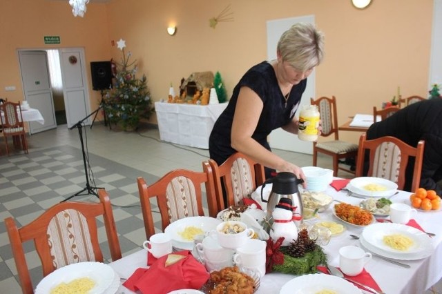 Panie z KGW w gminie Radziejów spotkały się na wigilijnej wieczerzy - gospodyniami spotkania były panie z  Koła Gospodyń Wiejskich w Starym Radziejowie. Na spotkanie zaprosiły władze samorządowe gminy Radziejów. Uczestnicy spotkania podzielili się opłatkiem, złożyli sobie życzenia, śpiewali kolędy...Info z Polski - przegląd najciekawszych informacji z kraju [14.12.2017]