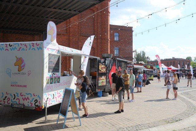 Magnesem, który przyciągnął tysiące łodzian do Ogrodów Geyera, były nie tylko foodtrucki, czyli auta ze specjałami i smakołykami, lecz także kino plenerowe, które właśnie wznowiło projekcje odbywające się w każdy pierwszy weekend miesiąca.