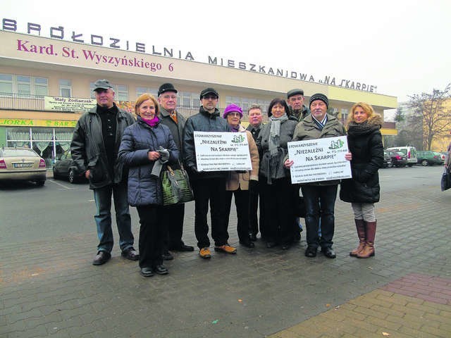 Stowarzyszeniu przewodzi Renata Zybertowicz. W jego skład wchodzą także inni mieszkańcy osiedla