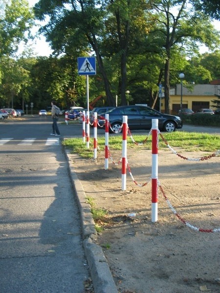 Przy ulicy Sienkiewicza auta nie mogą już wjechać na trawnik. To dlatego kierowcy są tacy zdenerwowani