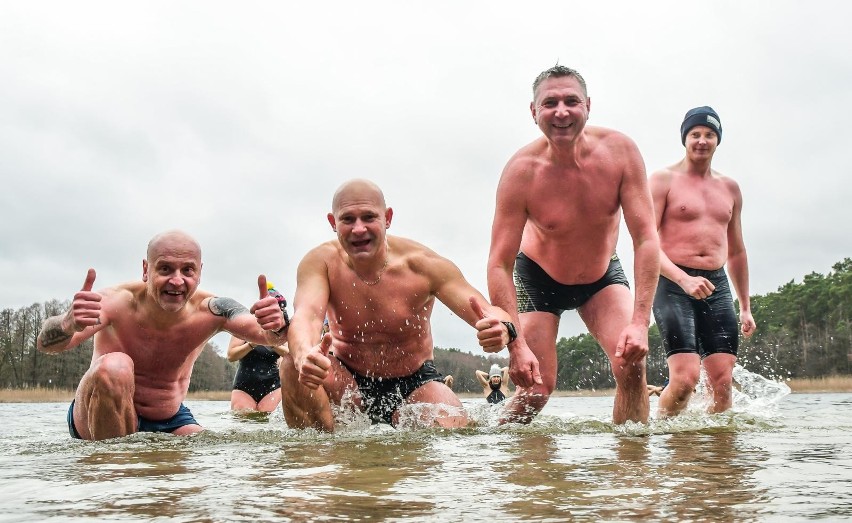 W niedzielne południe sympatycy zimnych kąpieli tradycyjnie...