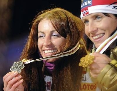 Justyna Kowalczyk (z lewej) ze srebrnym medalem oraz złota medalistka Norweżka Marit Bjoergen podczas ceremonii dekoracji medalistek biegu na 10 km techniką klasyczną Fot. PAP/Grzegorz Momot