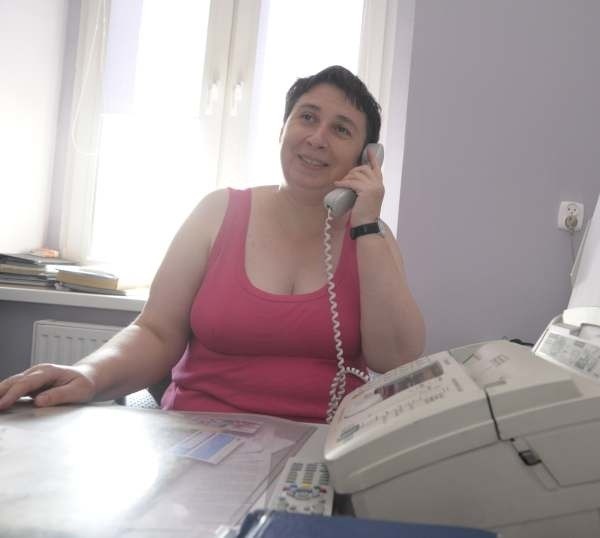 Elżbieta Kurek dyżuruje w biurze posła Leszka Korzeniowskiego z PO. Właśnie do posłów "rządzących&#8221; jest największa kolejka.