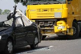 Wypadek na drodze Wrocław - Kłodzko. Zderzenie tira i dwóch aut osobowych (ZDJĘCIA)