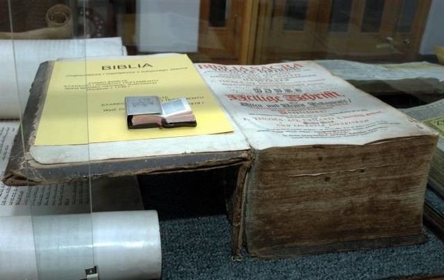 Oto największa i najmniejsza biblia ze zbiorów uczelnianej biblioteki.