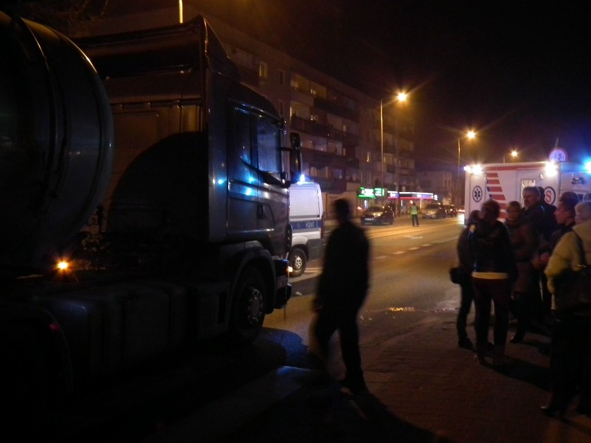 Tragedia w centrum Zwolenia! Ciężarówka potrąciła pieszych (zdjęcia)