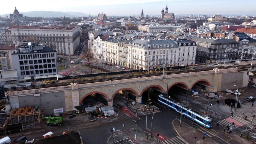 Kraków. Gotowe są nowe łuki wiaduktu kolejowego nad ulicą Grzegórzecką ZDJĘCIA