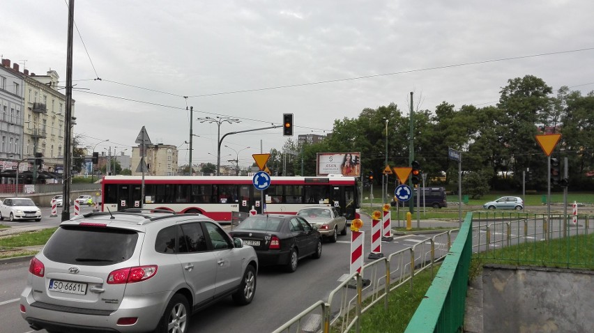 Nowe zwężenie i tymczasowe rondo na 3 Maja w Sosnowcu ZDJĘCIA i WIDEO