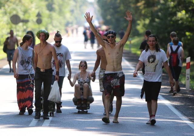 Ależ tu się dzieje! PolAndRock Festiwal 2018 rozpoczyna się jutro dni (w czwartek, 2 sierpnia) ale w Kostrzynie nad Odrą już trwa wielka impreza. Zobaczcie nasze zdjęcia, a przekonacie się, że warto już być na najpiękniejszym festiwalu świata.Oficjalne rozpoczęcie PolAndRock Festiwalu 2018 (dawniej Przystanku Woodstock) odbędzie się w czwartek, 2 sierpnia punktualnie o 15.00. To wtedy Roman Polański, ostatni zawiadowca stacji Żary da sygnał do rozpoczęcia imprezy.. Ale już w środę na festiwalowym polu będzie się sporo działo.Zobacz też wideo:  Jurek Owsiak o festiwalowej infrastrukturzeWszystkie informacje o PolAndRock Festivalu 2018 (Przystanku Woodstock 2018) w Kostrzynie nad Odrą:  PolAndRock festival (Przystanek Woodstock 2018): koncerty, zdjęcia, filmy, informacjeRozpoczną się m. in. pierwsze spotkania i koncerty w Akademii Sztuk Przepięknych. Poniżej program:Środa, 1.08.2018:12.00 - 13.30 - Jacek Fedorowicz18.00 - 20.00 - spektakl Najlepszy | Jerzy Górski20.00 - 22.00 - Stand-Up na ASP22.20 - 23.40 - P.Unity00.10 - 1.30 - Tomasz Chyła Quintet02.00 - 03.20 - Laboratorium Chcesz wiedzieć kto zagra na PolAndRock Festival 2018 (Przystanek Woodstock 2018)? PolAndRock Festiwal 2018 (Woodstock) zespoły, koncerty kto zagraZaczną się też koncerty w Pokojowej Wiosce Kryszny. W namiocie będzie można posłuchać następujących zespołów:Środa 1.08.201816.00 - 16.40 - Moron17.00 - 17.40 - Sobotni Rosół18.00 - 19.00 - Jafia19.20 - 20.20 - Cała Góra Barwników20.40 - 21.40 - Chorzy22.00 - 23.00 - Warbell23.20 - 00.30 - The Unguided PolAndRock Festiwal 2018 (Woodstock) - program spotkań na ASP  PolAndRock Festiwal 2018 (Woodstock): Oto goście ASP. Kogo spotkamy na Akademii Sztuk Przepięknych? [ZDJĘCIA, WIDEO]Organizatorzy PolAndRock Festiwalu 2018 są już gotowi na przyjęcie dziesiątek tysięcy festiwalowiczów. Na polu w Kostrzynie działa już Pokojowy Patrol, pracują też ochroniarze. W pełnej gotowości jest też policja. - W Kostrzynie pracuje 900 funkcjonariuszy z województwa lubuskiego i około 600 z pozostałych regionów w Polsce - mówi Marcin Maludy, rzecznik prasowy lubuskiej policji. Na PolAndRock Festiwal gotowy jest też sam Kostrzyn nad Odrą. Wyznaczono objazdy, policjanci są w newralgicznych miejscach miasta, gotowy jest dworzec kolejowy, w wielu miejscach miasta rozstawione są przenośne toalety, na pole już kursują autobusy spod dworca kolejowego. Nie macie nic ciekawego do roboty? No to przyjeżdżajcie do Kostrzyna nad Odrą.Autor: Jakub Pikulik; zdjęcia: Arkadiusz Sikorski