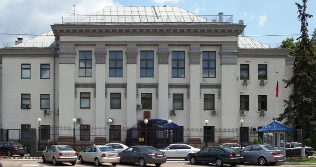 To ambasada Rosji w Kijowie. Pozostaje pusta. Ukraina chce, aby najeźdźcy zwrócili grunty i mienie