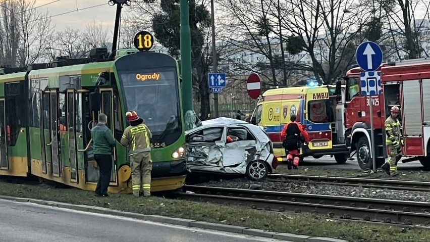 Tramwaj zderzył się z samochodem. Jedna osoba została ranna.