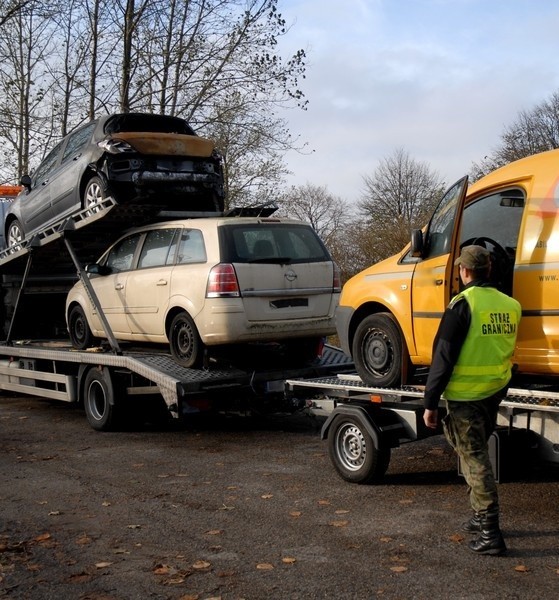 We wtorek w okolicach Słupska strażnicy graniczni zatrzymali mieszkańca Lęborka, który przewoził na lawecie cztery podejrzane auta. Kierowca wiózł je z Francji.