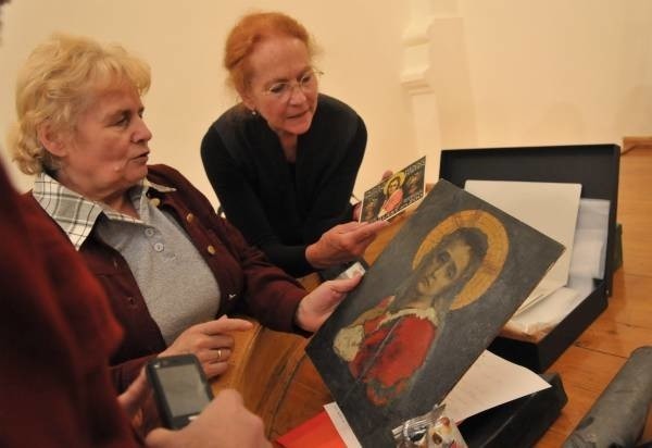 Pamiątki po artyście, swym stryjecznym dziadku, prezentuje Regina Zimmerminkat-Blanke (z prawej) przy pomocy Brygidy Wróblewskiej