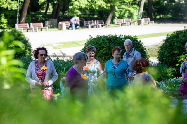 Bon turystyczny, zwany też „500 plus na wakacje”, miał zostać przyznany także emerytom i rencistom. Senat przygotował już stosowną ustawę, która jednak może nie wejść w życie. Seniorzy mogliby liczyć na dofinansowanie przez państwo wyjazdów wypoczynkowych w wysokości 500 zł. Ustawę musi jednak jeszcze uchwalić Sejm, a po ostatnich słowach wiceministra finansów wydaje się to mało prawdopodobne. Wszystkiemu winny ma być jesienny lockdown.Czytaj dalej. Przesuwaj zdjęcia w prawo - naciśnij strzałkę lub przycisk NASTĘPNEPOLECAMY TAKŻE: Nowy Ład i emerytury bez podatku. Oto dokładne wyliczenia stawek netto i brutto