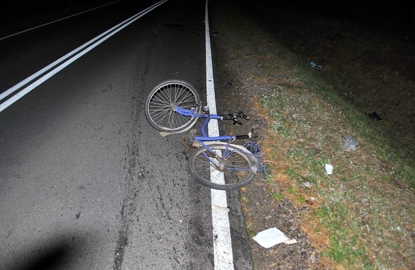 Augustów. Wypadek na drodze do Przewięzi. Ciężarówka potrąciła rowerzystę (zdjęcia)