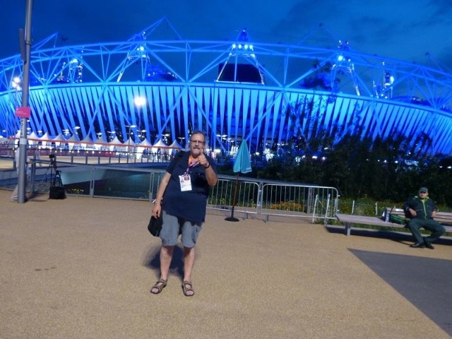 Korespondent ,,GL&#8221; na tle stadionu olimpijskiego w którym aktualnie trwała próba przed inauguracją.